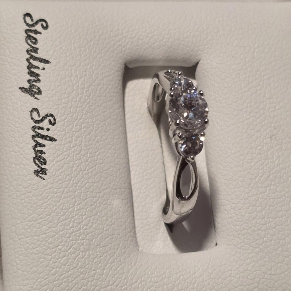 New Sterling Silver Triple Cubic Zirconia Stone Ring Size 7 - Picture 3 of 5